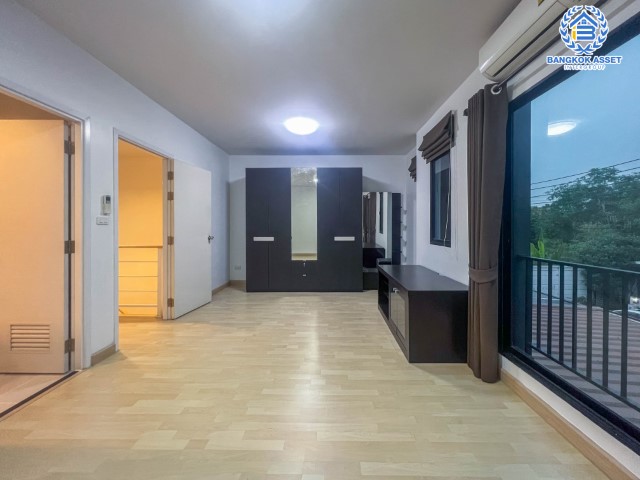 *****ทาวน์เฮ้าส์มือสองย่านกรุงเทพมหานคร ม.เดอะคอนเนค31 ดอนเมือง-เทิดราชัน เนื้อที่มากถึง 21 ตร.ว. ฟังก์ชัน 3 ห้องนอน 2 ห้องน้ำ 2 ที่จอดรถ บ้านใหม่ ทำเลน่าอยู่ ใกล้สนามบินดอนเมือง, รถไฟฟ้าสายสีแดง "สถานีดอนเมือง" และทางด่วน "อุตรภิมุข" ในราคาสุดคุ้ม!